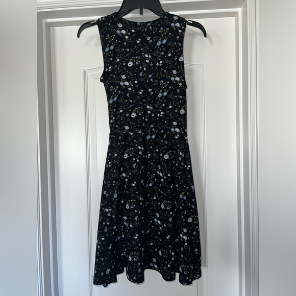Women’s Small Sleeveless Black and Blue Floral Spring Mini Dress! - Picture 3 of 8